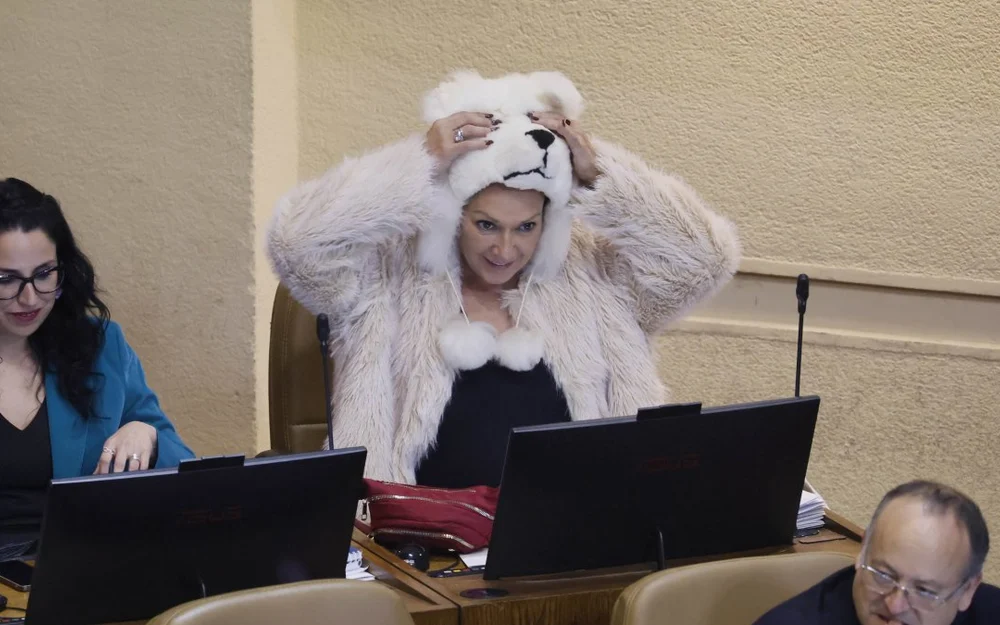 Hasta con "cosplay", la Cámara votó contra las carreras de galgos