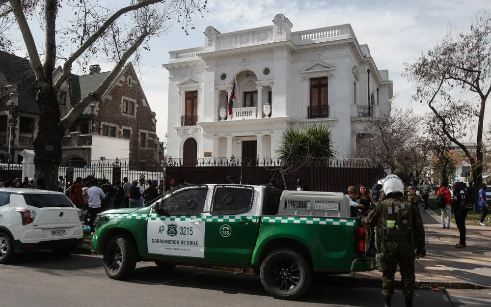 Protesta en Embajada de Haití terminó con intervención de Carabineros tras ingreso a la fuerza